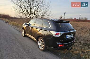 Внедорожник / Кроссовер Mitsubishi Outlander 2012 в 