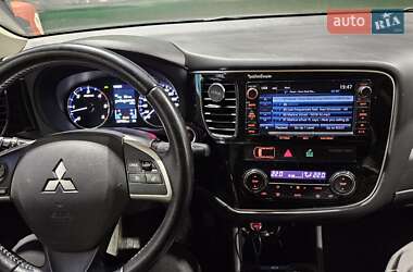 Внедорожник / Кроссовер Mitsubishi Outlander 2012 в 