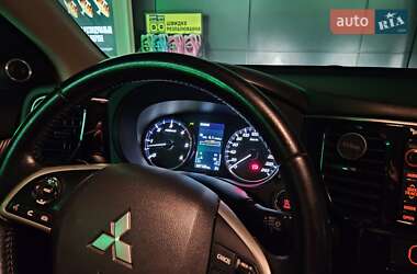 Внедорожник / Кроссовер Mitsubishi Outlander 2012 в 