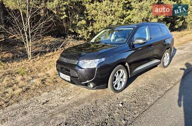 Внедорожник / Кроссовер Mitsubishi Outlander 2012 в 