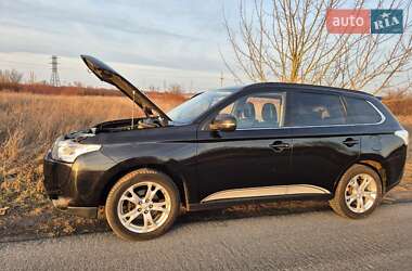 Внедорожник / Кроссовер Mitsubishi Outlander 2012 в 