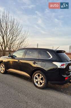 Внедорожник / Кроссовер Mitsubishi Outlander 2012 в 