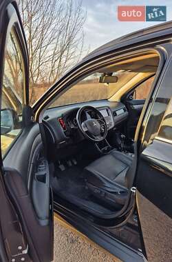 Внедорожник / Кроссовер Mitsubishi Outlander 2012 в 
