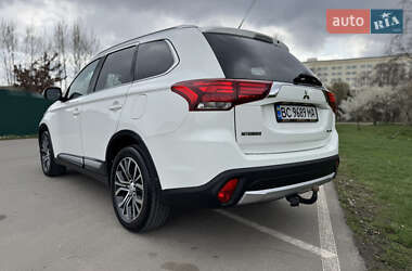 Позашляховик / Кросовер Mitsubishi Outlander 2016 в 