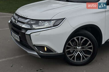 Позашляховик / Кросовер Mitsubishi Outlander 2016 в 