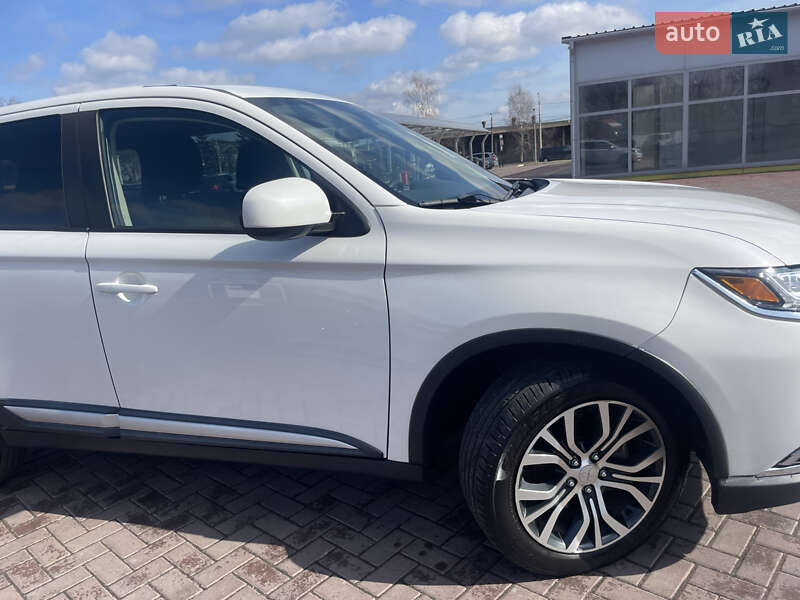 Позашляховик / Кросовер Mitsubishi Outlander 2017 в Рівному