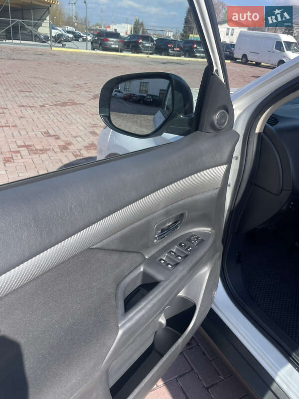 Позашляховик / Кросовер Mitsubishi Outlander 2017 в Рівному