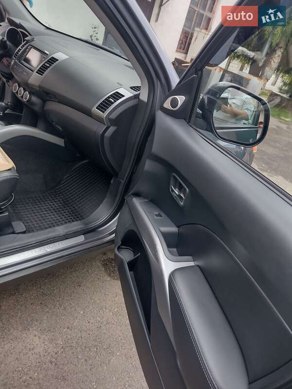 Позашляховик / Кросовер Mitsubishi Outlander 2008 в Рені фото 16 Позашляховик / Кросовер Mitsubishi Outlander 2008 в Рені