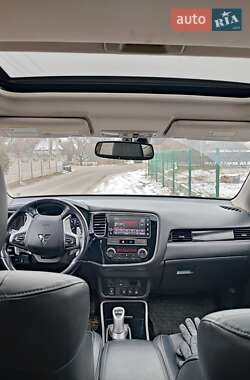 Позашляховик / Кросовер Mitsubishi Outlander 2019 в 