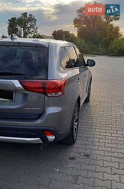 Внедорожник / Кроссовер Mitsubishi Outlander 2017 в 