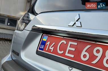 Позашляховик / Кросовер Mitsubishi Outlander 2011 в 