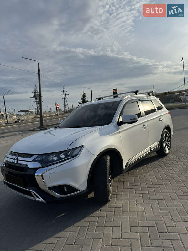 Позашляховик / Кросовер Mitsubishi Outlander 2020 в Запоріжжі