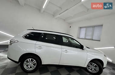 Позашляховик / Кросовер Mitsubishi Outlander 2014 в 