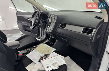 Позашляховик / Кросовер Mitsubishi Outlander 2014 в 