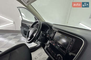 Позашляховик / Кросовер Mitsubishi Outlander 2014 в 