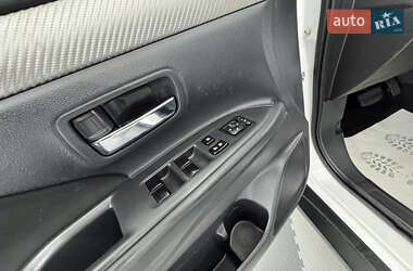 Позашляховик / Кросовер Mitsubishi Outlander 2014 в 
