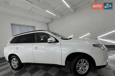 Позашляховик / Кросовер Mitsubishi Outlander 2014 в 