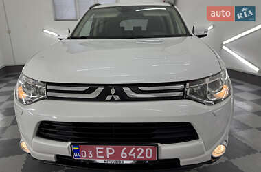 Позашляховик / Кросовер Mitsubishi Outlander 2014 в 