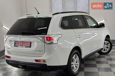 Позашляховик / Кросовер Mitsubishi Outlander 2014 в 