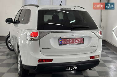 Позашляховик / Кросовер Mitsubishi Outlander 2014 в 