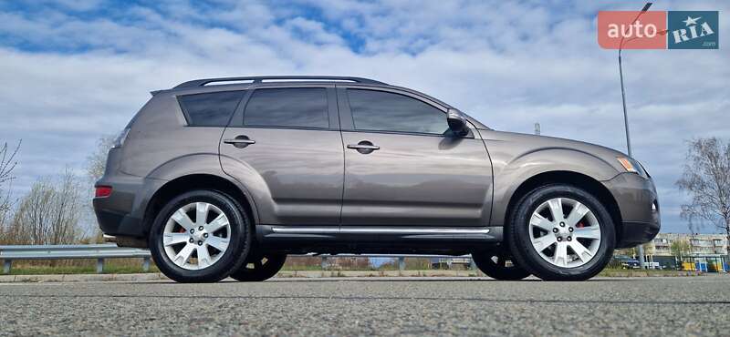 Позашляховик / Кросовер Mitsubishi Outlander 2011 в 