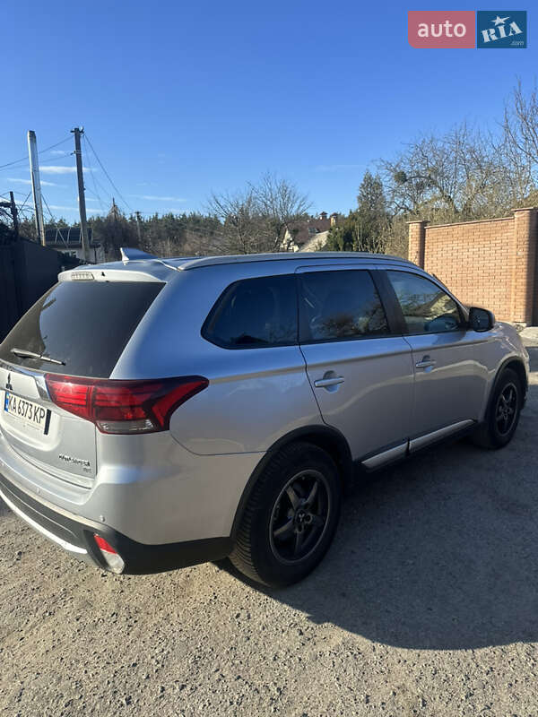 Позашляховик / Кросовер Mitsubishi Outlander 2017 в Києві