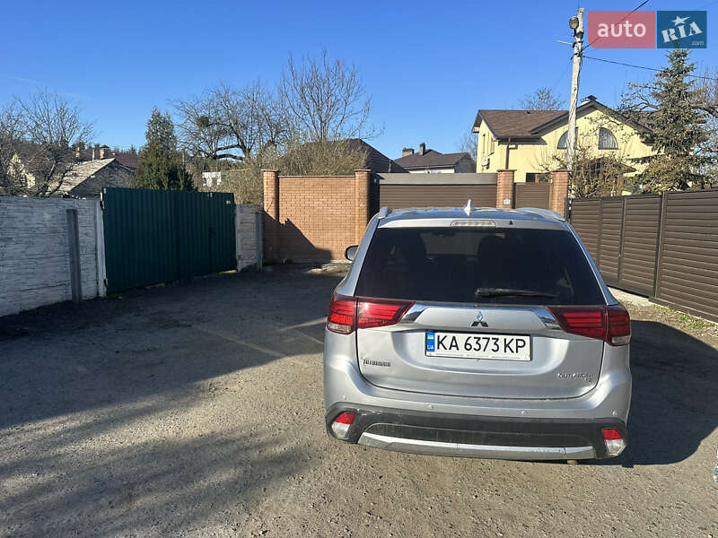 Позашляховик / Кросовер Mitsubishi Outlander 2017 в Києві