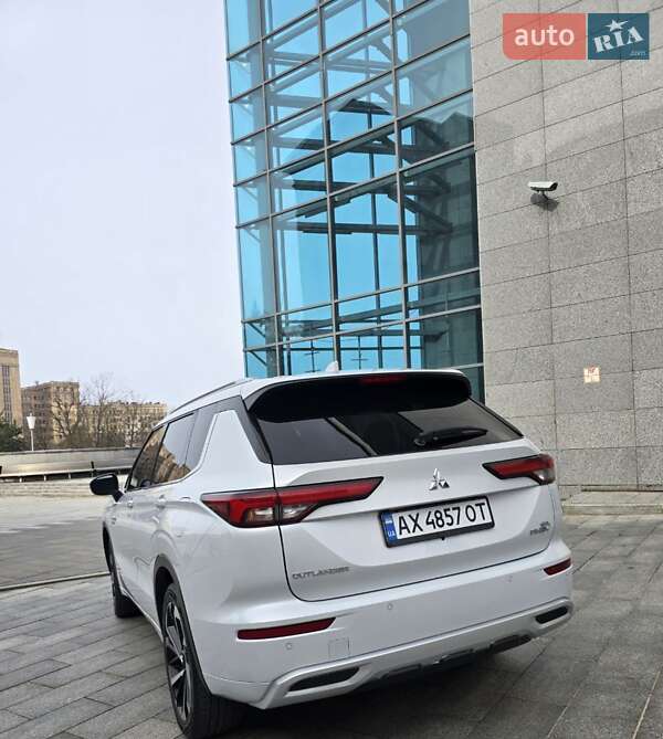 Позашляховик / Кросовер Mitsubishi Outlander 2023 в Харкові