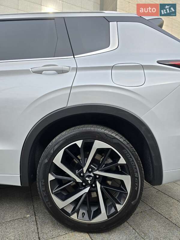 Позашляховик / Кросовер Mitsubishi Outlander 2023 в Харкові