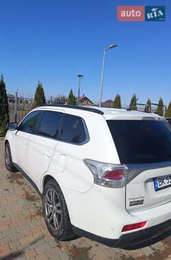 Внедорожник / Кроссовер Mitsubishi Outlander 2012 в 