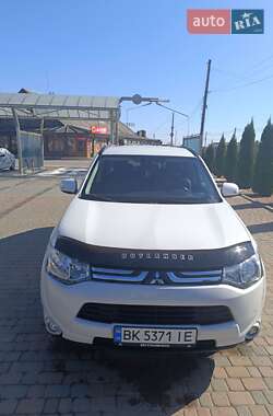 Внедорожник / Кроссовер Mitsubishi Outlander 2012 в 