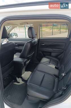 Внедорожник / Кроссовер Mitsubishi Outlander 2012 в 