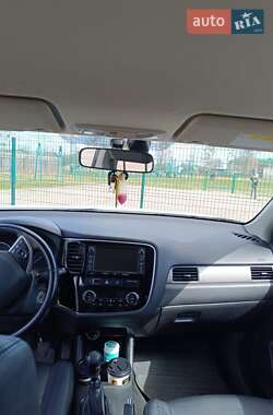 Внедорожник / Кроссовер Mitsubishi Outlander 2012 в 