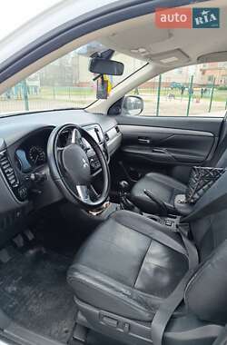 Внедорожник / Кроссовер Mitsubishi Outlander 2012 в 