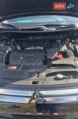 Позашляховик / Кросовер Mitsubishi Outlander 2014 в 