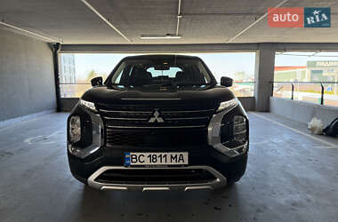 Внедорожник / Кроссовер Mitsubishi Outlander 2023 в 