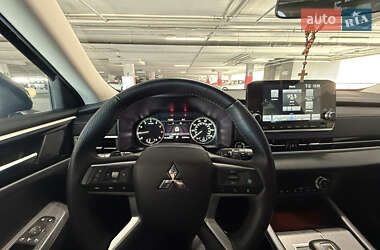 Внедорожник / Кроссовер Mitsubishi Outlander 2023 в 