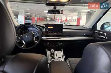 Внедорожник / Кроссовер Mitsubishi Outlander 2023 в 