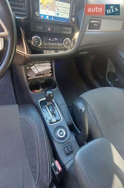 Внедорожник / Кроссовер Mitsubishi Outlander 2012 в 