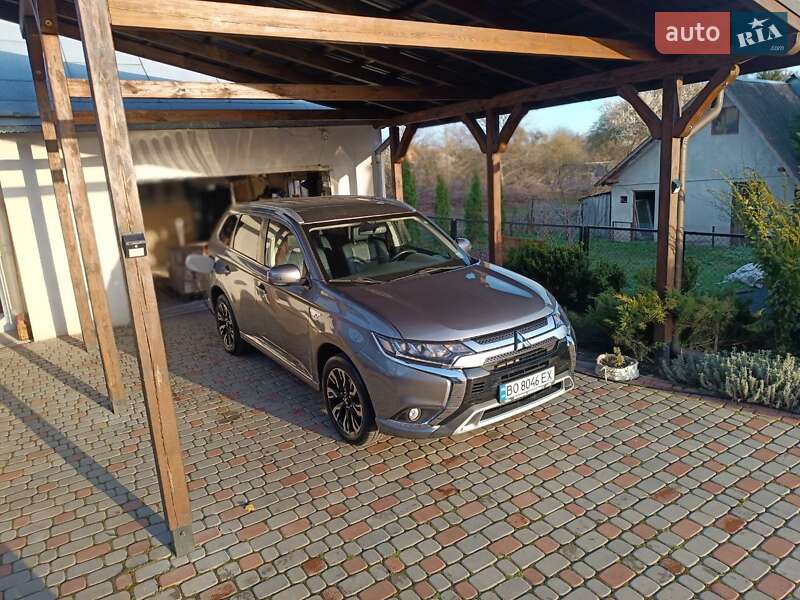 Позашляховик / Кросовер Mitsubishi Outlander 2018 в Тернополі