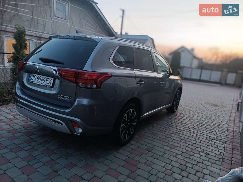 Позашляховик / Кросовер Mitsubishi Outlander 2018 в Тернополі