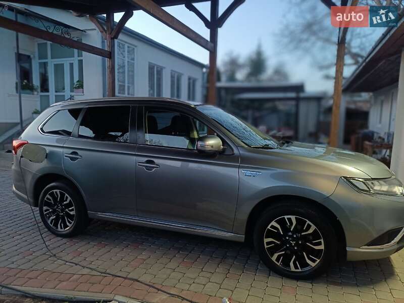 Позашляховик / Кросовер Mitsubishi Outlander 2018 в Тернополі