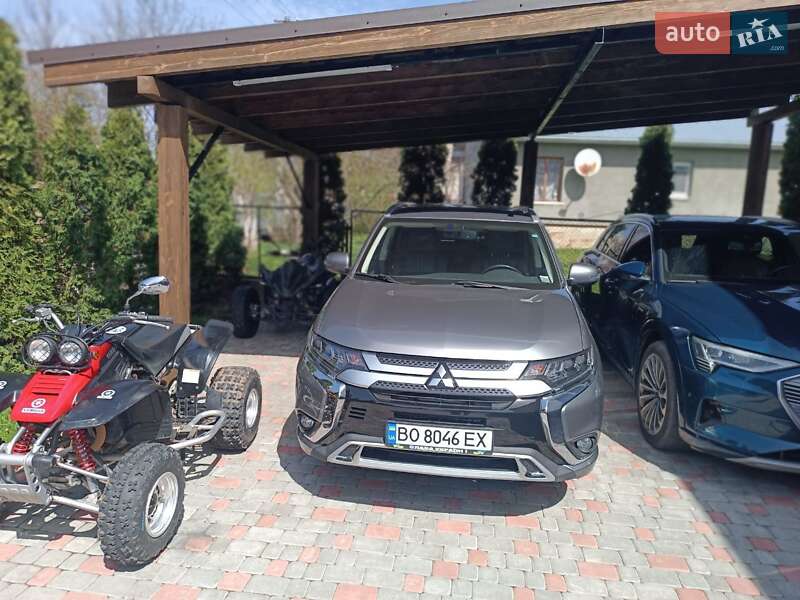 Позашляховик / Кросовер Mitsubishi Outlander 2018 в Тернополі