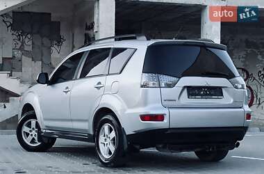 Внедорожник / Кроссовер Mitsubishi Outlander 2011 в 