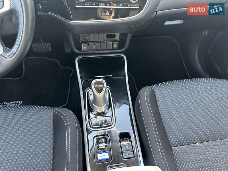 Внедорожник / Кроссовер Mitsubishi Outlander 2020 в Киеве