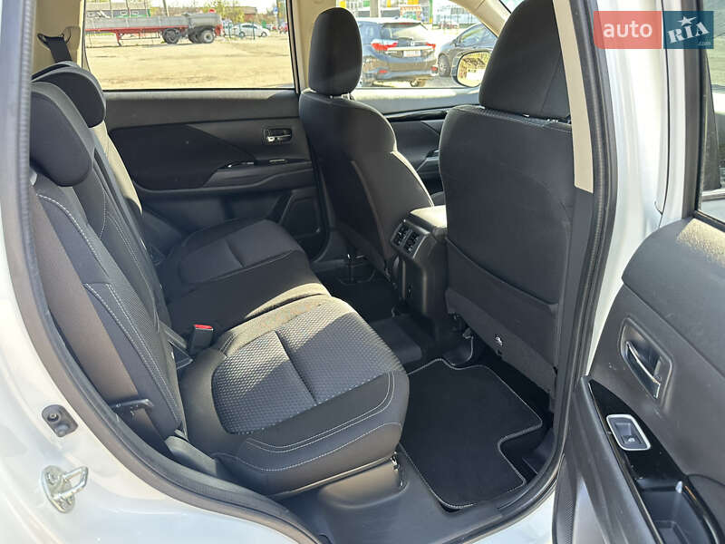 Внедорожник / Кроссовер Mitsubishi Outlander 2020 в Киеве
