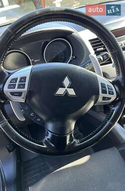 Внедорожник / Кроссовер Mitsubishi Outlander 2010 в 