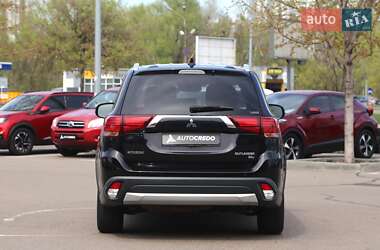 Позашляховик / Кросовер Mitsubishi Outlander 2017 в 