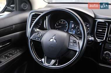 Позашляховик / Кросовер Mitsubishi Outlander 2017 в 