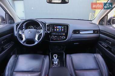 Внедорожник / Кроссовер Mitsubishi Outlander 2017 в 